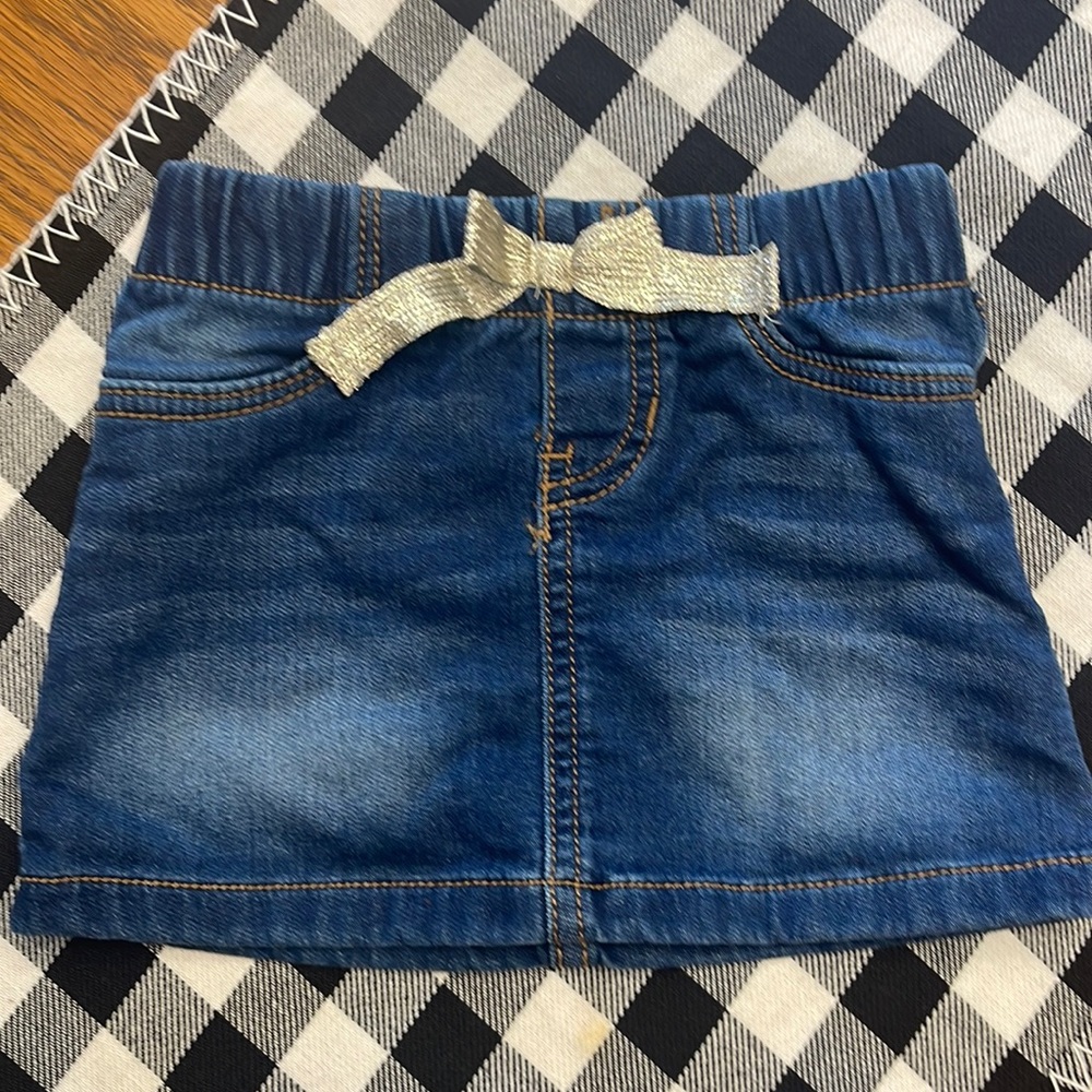 Oshkosh size 9 months blue jean skirt size 9 months. Great condition!